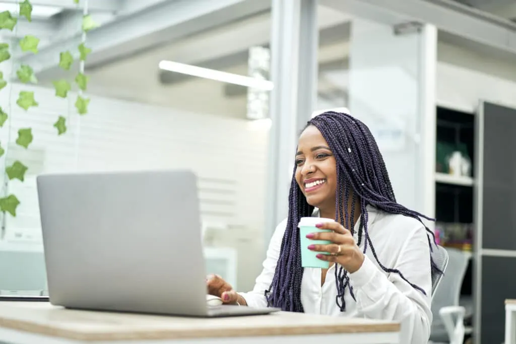 Bureaux assis-debout : améliorez votre posture et votre productivité !