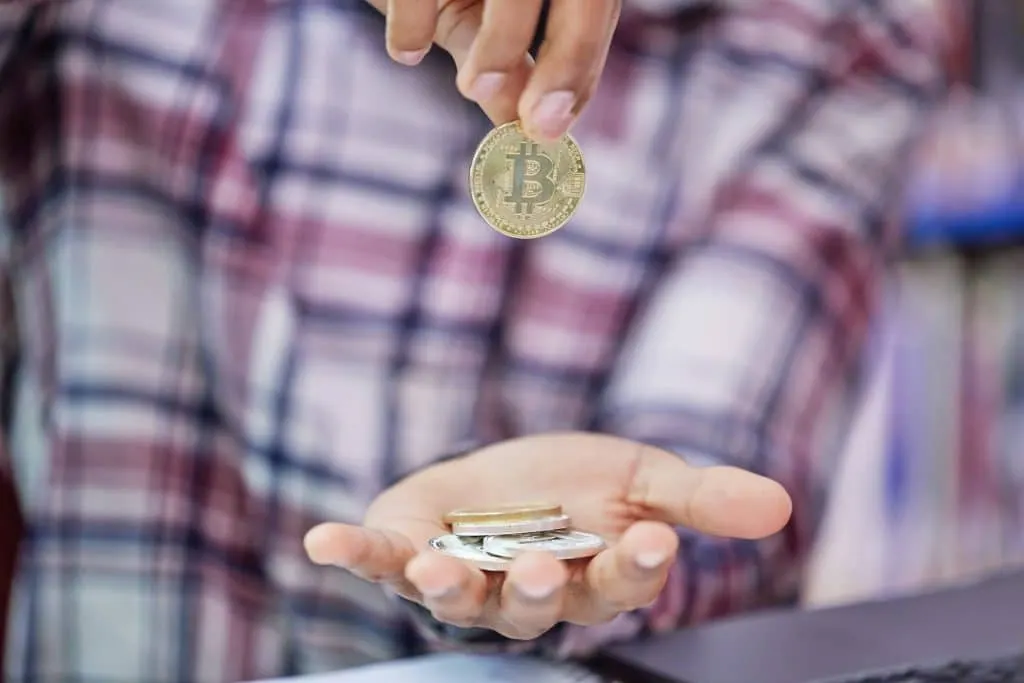 69 000 dollars ! Découvrez comment le prix du Bitcoin a explosé avant de s’effondrer rapidement. Les raisons choquantes révélées ici !