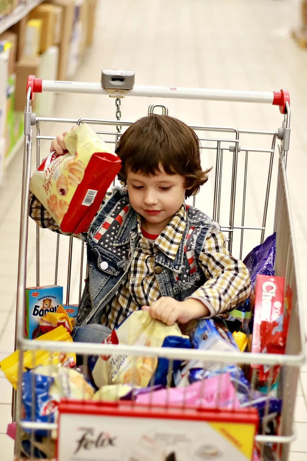 découvrez comment l'intelligence artificielle révolutionne le shopping en personnalisant l'expérience d'achat, améliorant les recommandations et optimisant la gestion des stocks.