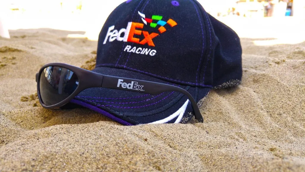 fedex, leader mondial de la livraison express, offre des solutions fiables et rapides pour l'expédition de colis et documents à travers le monde.